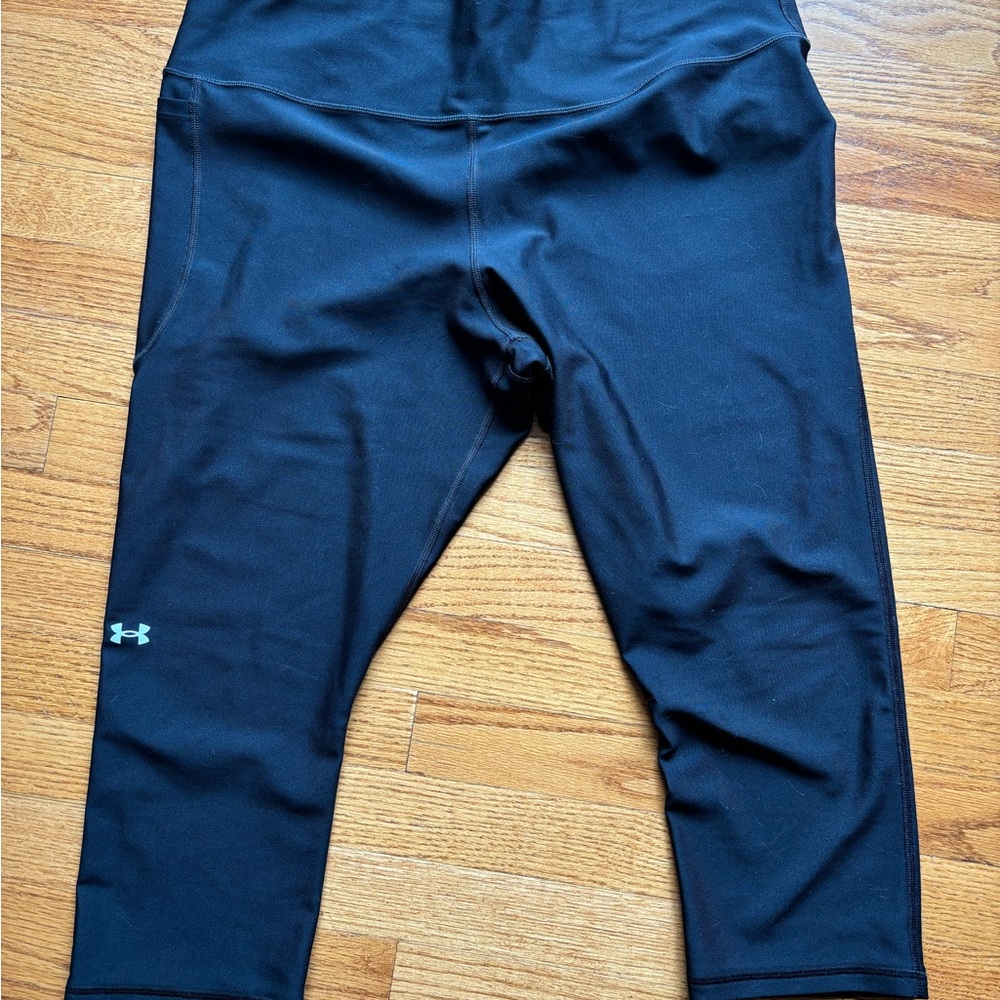 Under Armour Black Capri Pants Moisture-Wicking Athletic Wear